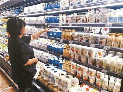 消费者正在挑选低温酸奶