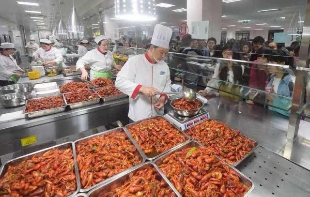 美食街 ▽ 四川传媒学院 团结夜市 ▽ 西南民族大学 食堂售卖小龙虾