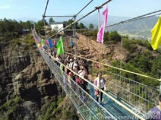 地址:湖南省平江县石牛镇风景区 全国唯一的一条双层玻璃廊桥 廊桥