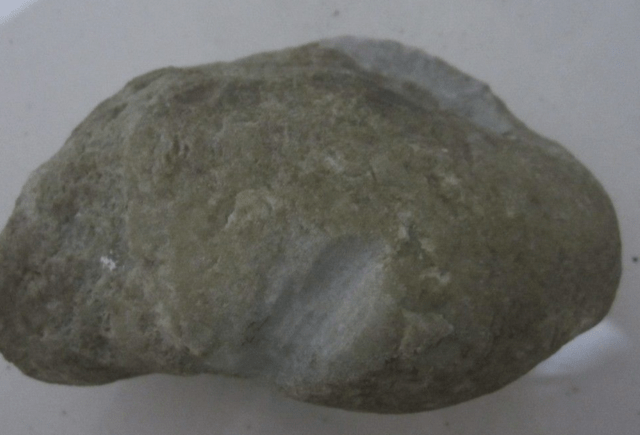 莫西沙翡翠原石主要是白砂皮,灰砂皮,少见的红砂皮.