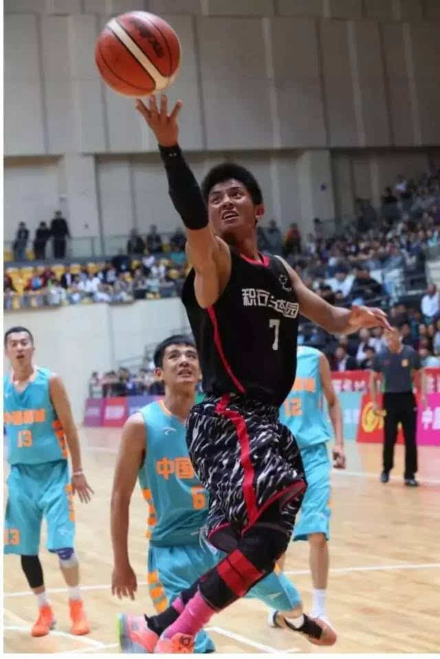 给大家介绍一下教练: 马成伟,国家二级篮球运动员,临夏州篮球队队员
