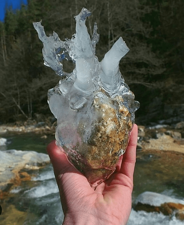 冻起来的岩石看起来像一个冰冻的心脏.
