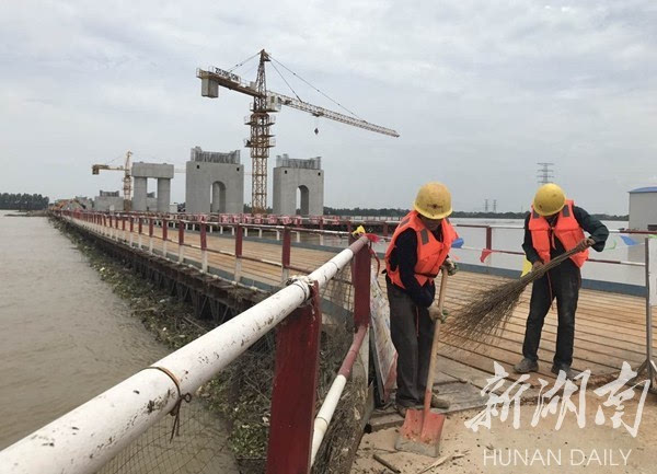 白沙特大桥位于沅江市琼胡街道办事处沅水段.