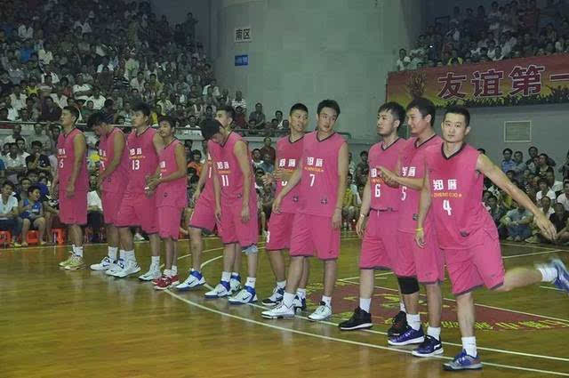 2006年,丁彦雨航的父亲离开乌鲁木齐,到地处北京的王非篮球学校任教.