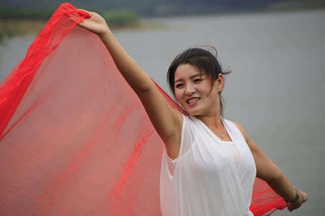人物摄影:挥动红丝巾的东北妹子