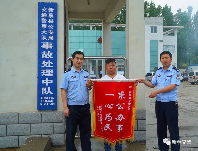 7月7日上午,交通事故受害者家属来到新蔡县公安局交警大队,给事故处理