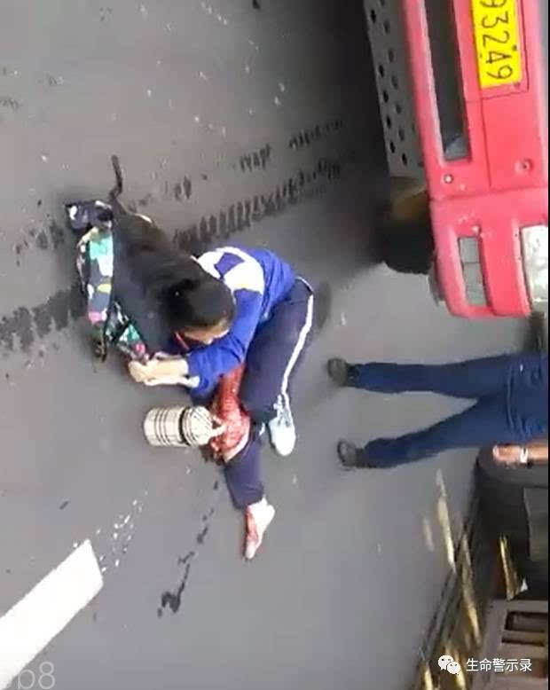 一名初中女生被大货车碾到腿部,现场十分惨烈.