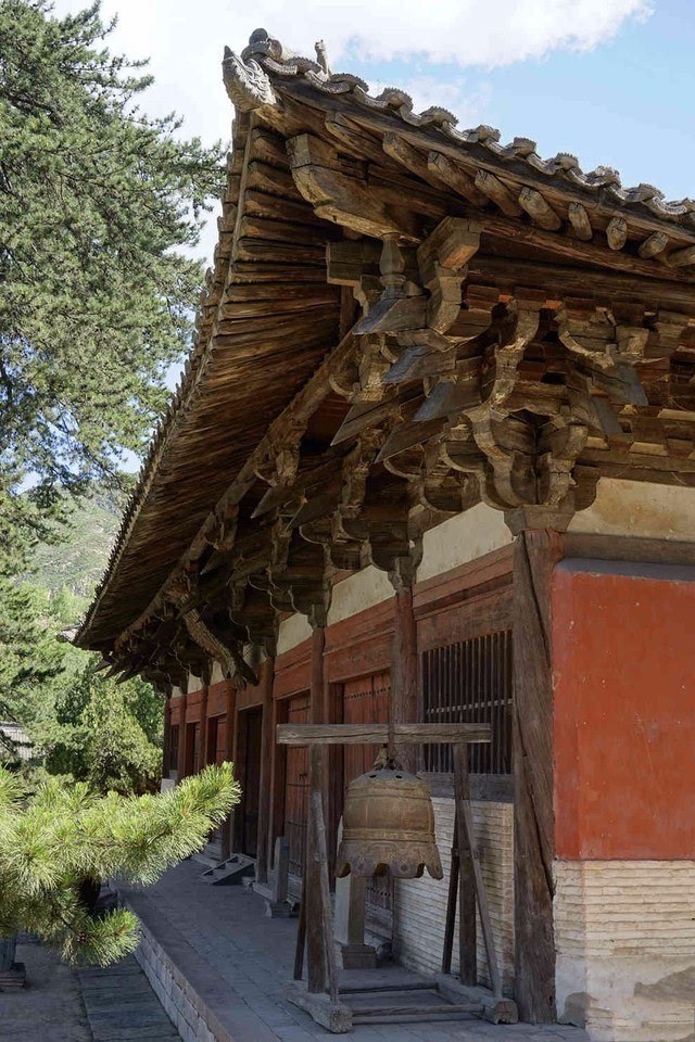 之后他们历尽艰辛来到山西五台山,找到佛光寺,在泱泱大地上,偏僻深山