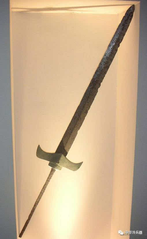 青铜剑剑的起源很早,有说是轩辕帝战蚩尤时使用的就是剑,也有说是起