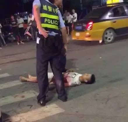 吓人!广西街头多名青年持刀斗殴,一男子被连捅三刀倒地!