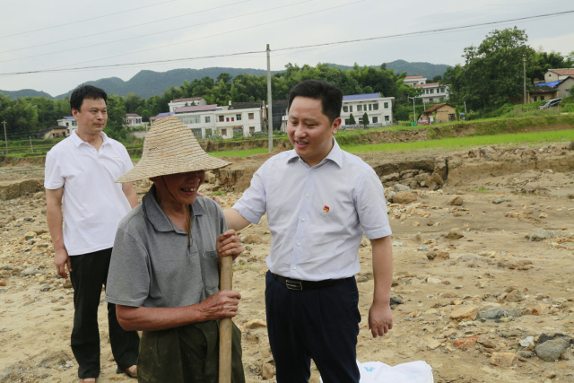 李志超在询问村民村上的受灾情况