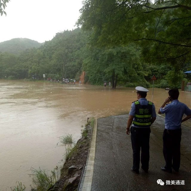 通道县城寨上至坪坦老路 河水暴涨,淹没部分公路