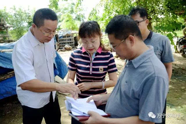 杨会春书记在贫困户家中查看资料