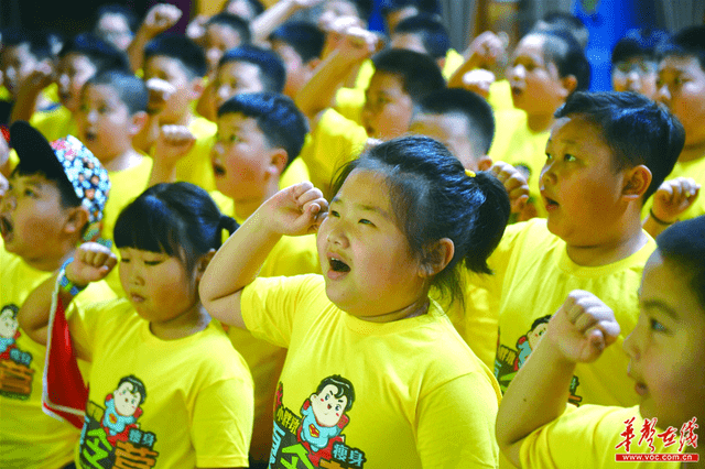 7月12日,"小胖墩"在教官的带领下宣誓准备集体瘦身.