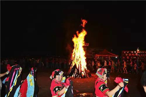 纳西族的火把节依照古规从农历六月二十四日起,到农历六月二十七日