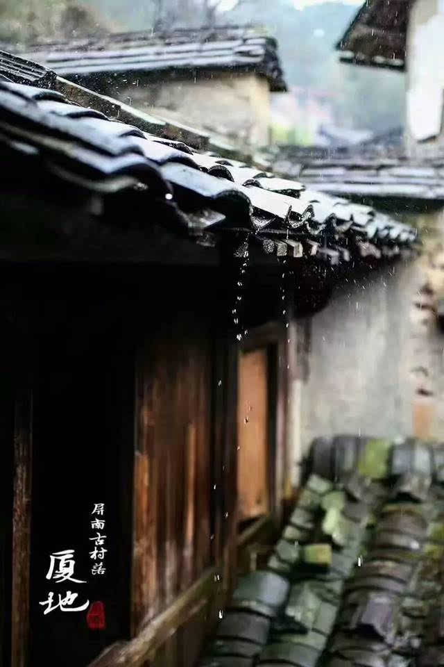 屋檐下的雨滴