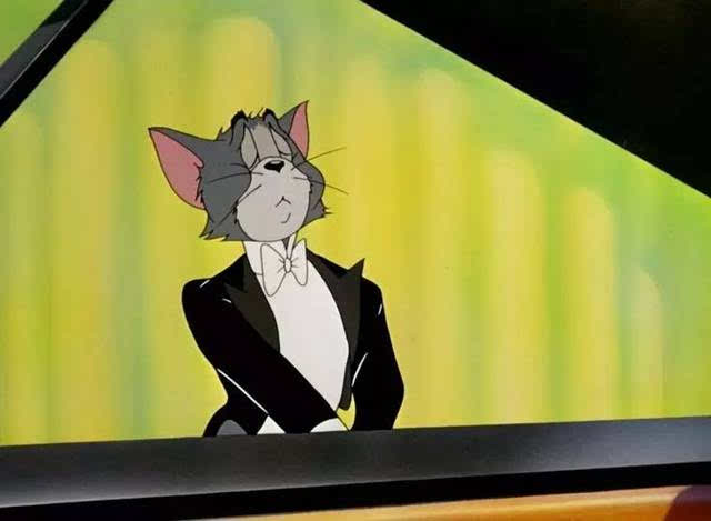 片中的汤姆一改往常的家猫形象,穿上正装,风度翩翩的走上了钢琴演奏