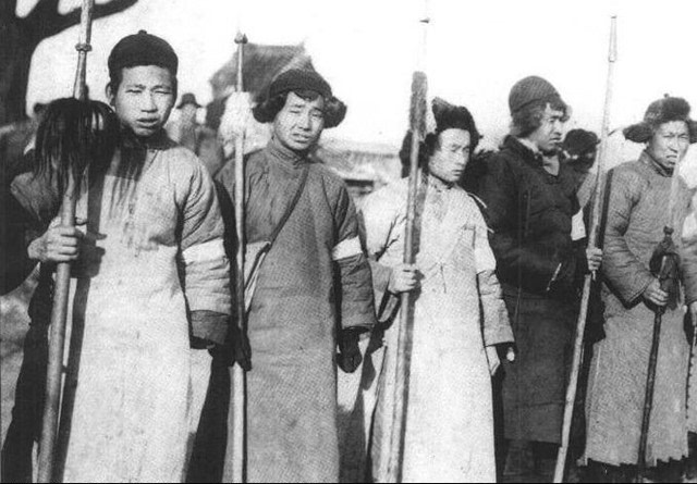 1935年,323名义勇军在距齐齐哈尔100里的一个小村庄,被2000多名日军