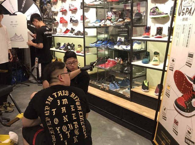 也一直有和鞋店在做互动,上月的我们就与bt店一起举办了的斑马yeezy