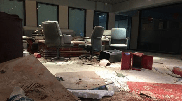 被打砸的是云南金鼎矿业有限公司的办公室,里面的办公设备已经被砸得