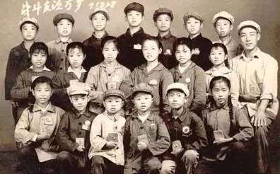 根据《关于加强城市中小学生穿学生装(校服)管理工作的意见》,校服的