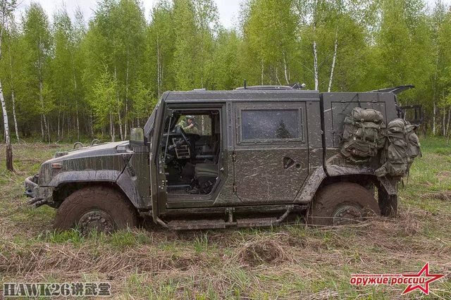 俄军空降兵实战演习 "猞猁"装甲车功能很强大