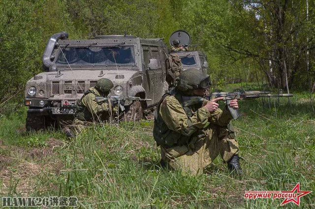 俄军空降兵实战演习 "猞猁"装甲车功能很强大