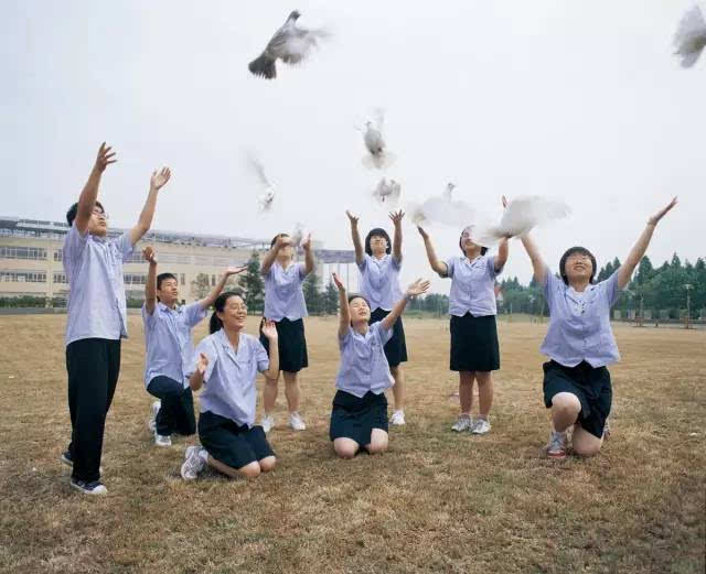 ▽ 小伙笑得真开心 不得不说这衣服真适合你下田 延安中学 ▽ 行了!