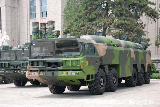 东风-16(df-16)型常规导弹发射车 摄影:人民网 杨铁虎
