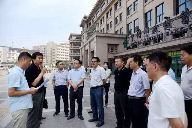 城市治理 | 碑林区统战部部长柳萍带队为包抓路段保洁