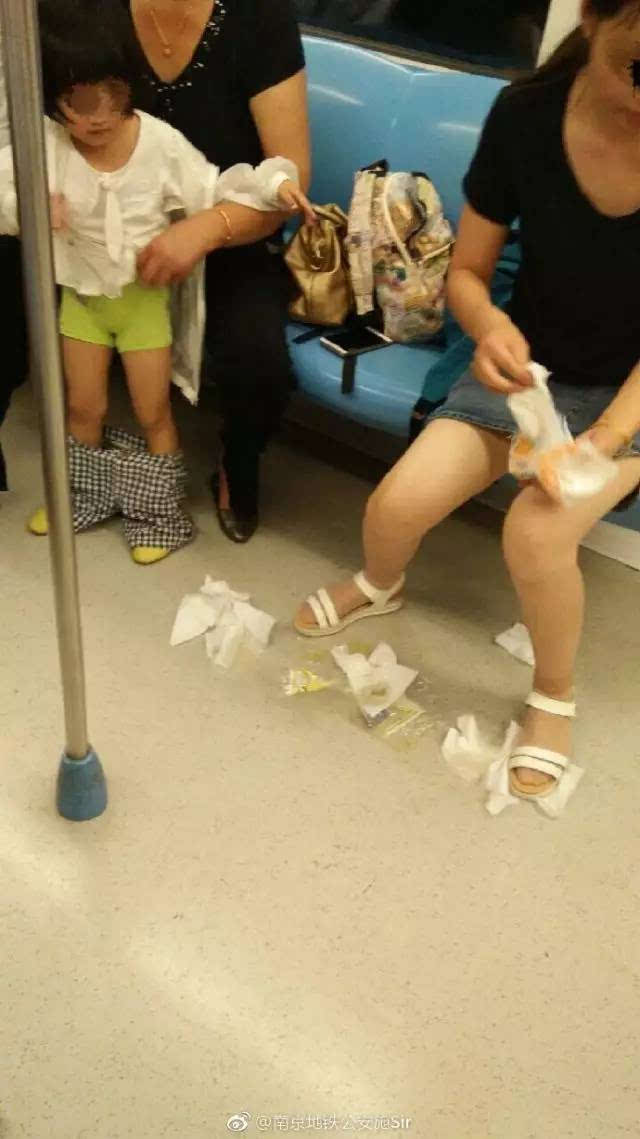 sir,昨天早上南京地铁一号线上,一名小女孩想小便,她妈妈就在地上铺了