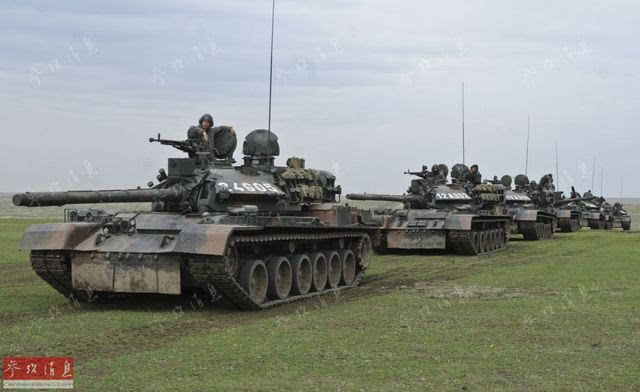 演习中的罗马尼亚陆军tr-85坦克纵队.