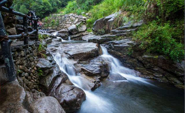 峡谷座落在江西东北部与浙江交界处的大鳙山下,与钱塘江源头共分水岭