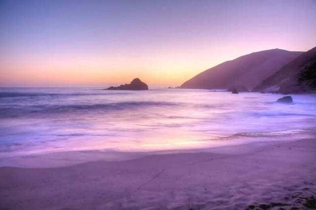 帕非佛海滩( pfeiffer beach)紫色沙滩 主要的成分是紫色石榴石