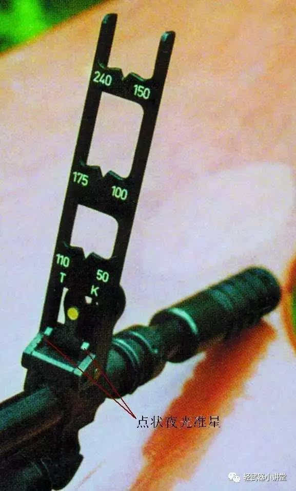 竖起状态的折叠式榴弹发射器瞄准装置,其下部是一个折叠式的点状