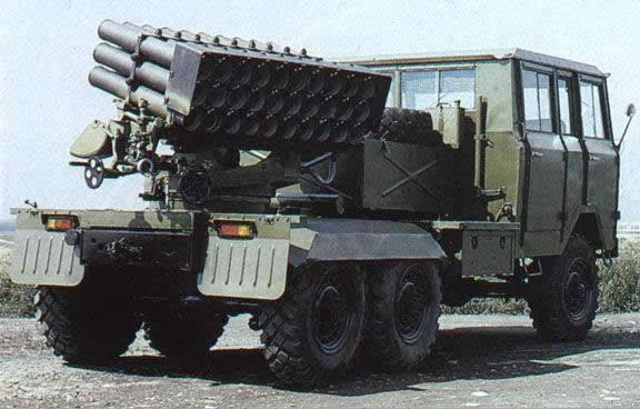 82式130mm轮式自行火箭炮 上世纪80年代初,以247厂郭仪为主的研制组在