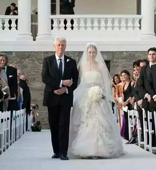 美国前总统克林顿女儿身穿vera wang完婚