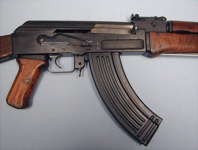 56式冲锋枪是苏联ak-47突击步枪的中国仿制版,中国1956年生产定型,按