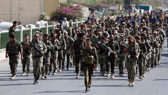 2017年7月17日,也门萨那,胡塞武装新招募士兵在美国使馆外阅兵.