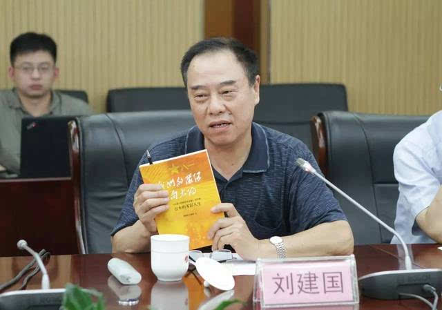 中国版协常务副理事长兼秘书长刘建国 在座谈会上发言