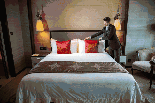 有了夜床服务这项完美技能之后,酒店的格调高上天