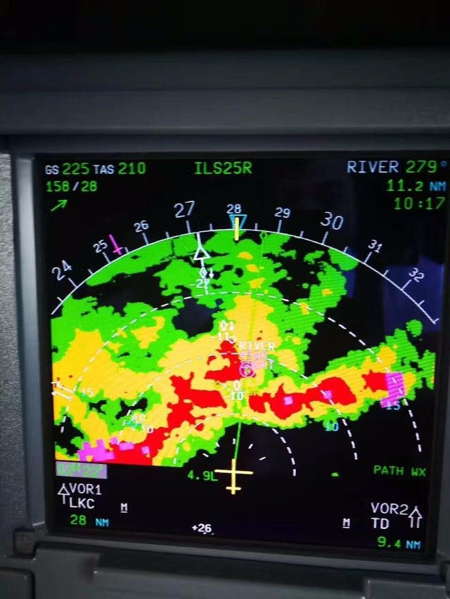 因而,当机长通过机载气象雷达看到前方航路上的雷雨区,便要选择绕行.