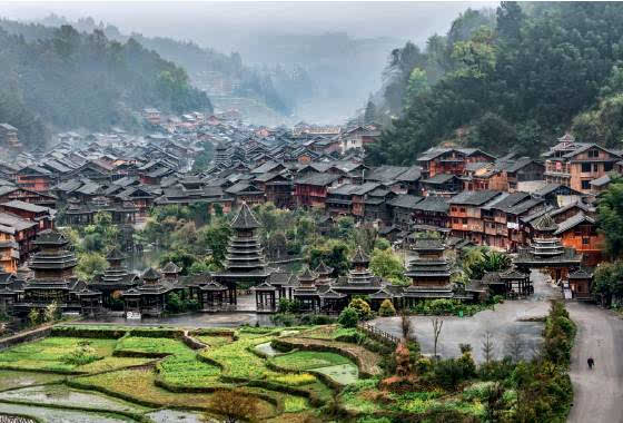 "发展少数民族特色村寨旅游,提高当地人的生活水平,让那些岌岌可危的