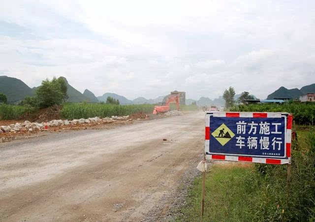 【小编跑断腿】报!罗城至六塘二级路柳城段最新进度,路面"银练"现