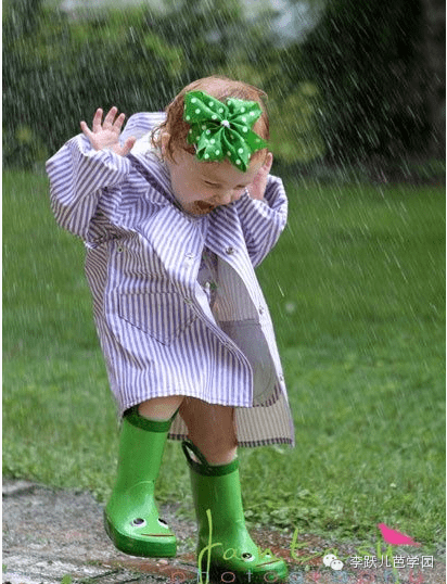 也许有的家长会觉得雨中踩水,玩泥巴这些事情都太脏了,孩子会生病!