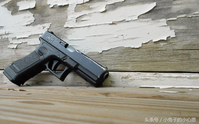 b12:glock18 匪徒专用手枪 产自奥地利的格洛克18式手枪,可以连发射击