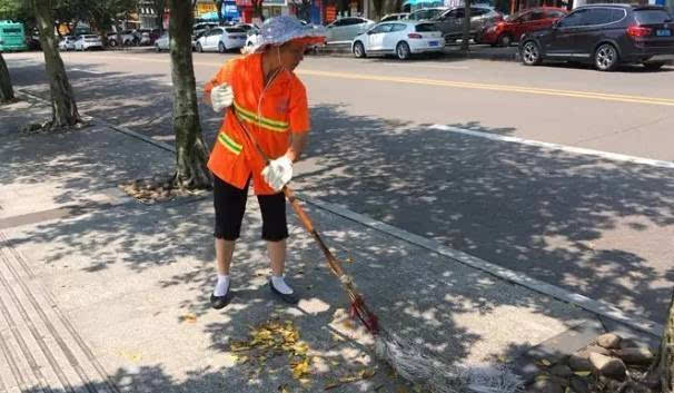 快递员穿梭于居民楼宇之间 挥洒着辛勤的汗水 清洁工 夏天的街上,太阳