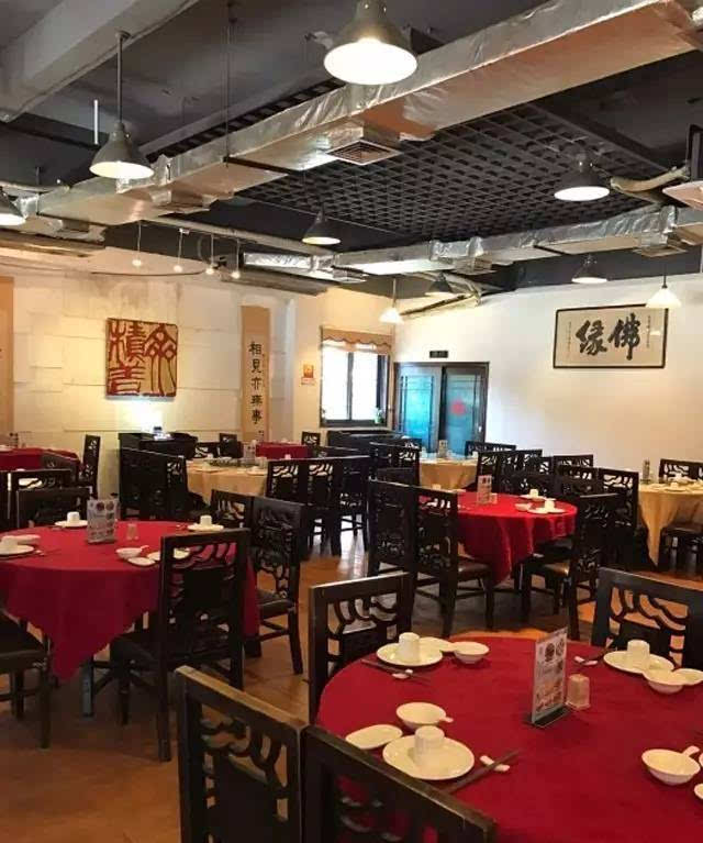 福州老字号素食店,但是这么多年来环境都没变,还和原来一样,招牌菜也