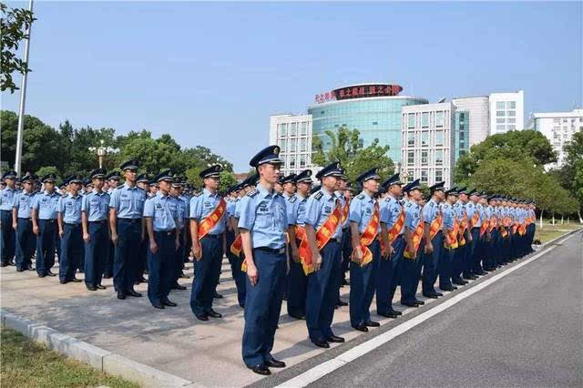 分享| 感恩军旅,砥砺前行!空降兵部队转业干部向军旗告别敬礼