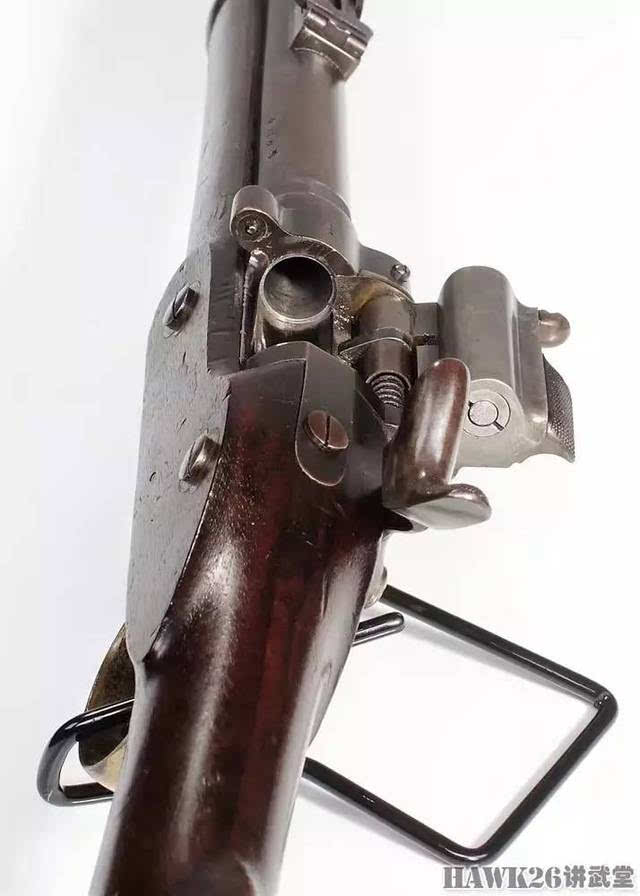 尽管比燧发枪要可靠,但对比当时已经出现的马丁尼-亨利后膛枪和定装弹